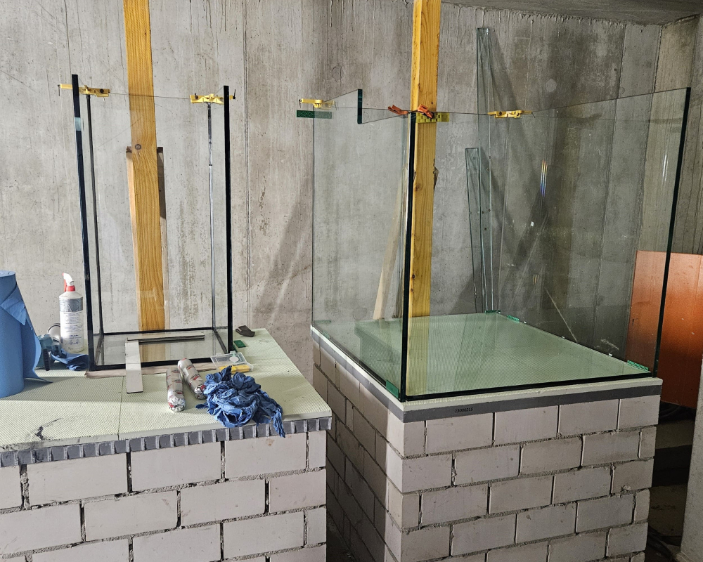 leere Aquarienbecken mit Steinunterbau