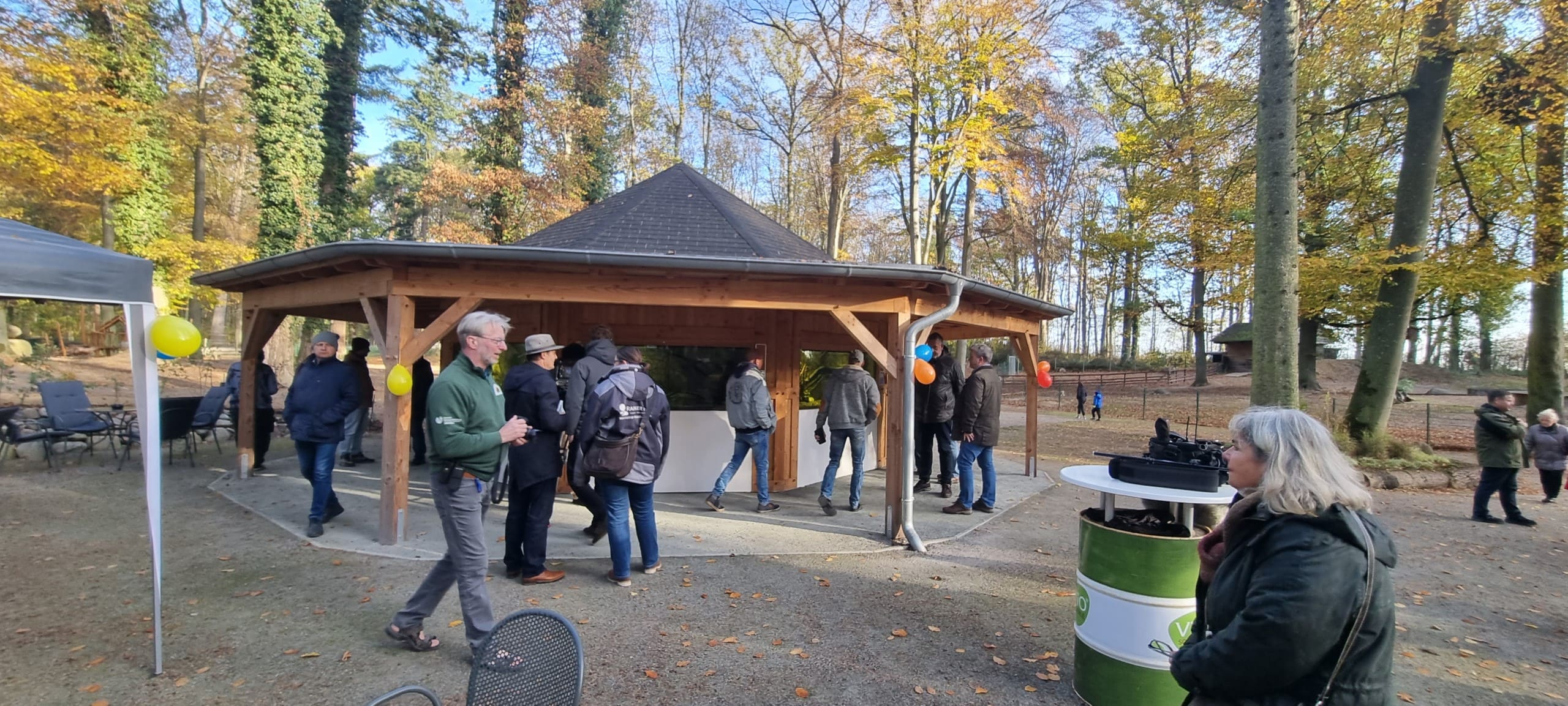 fertiges Aqua Pavillon im Zoo mit vielen Besuchern