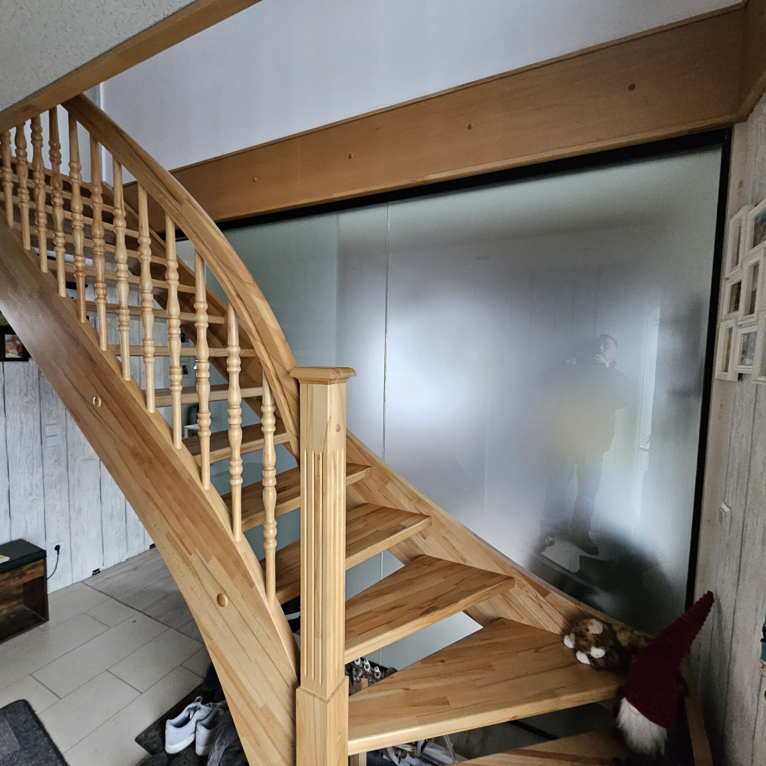 Ganzglasanlage mit Schiebetür andere Seite an Treppe